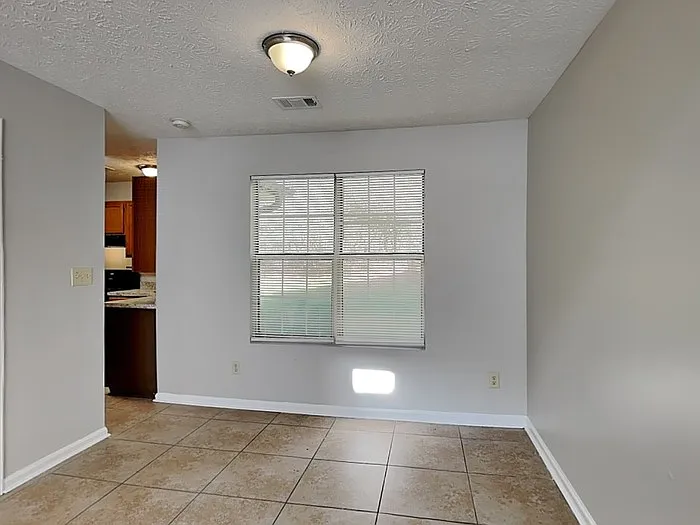2277 Hampton Dr — Photo 7