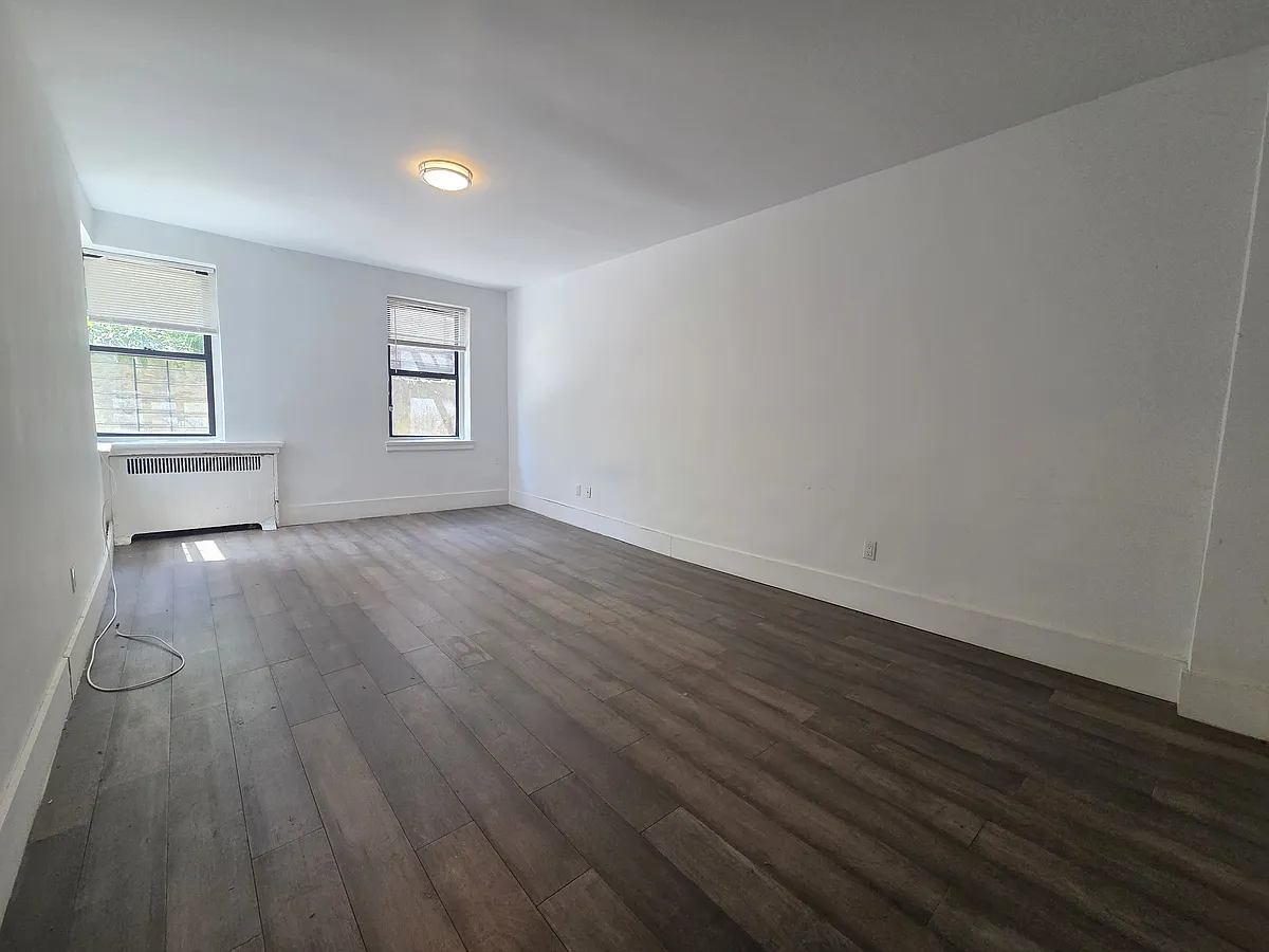 Building Photo - 562 W 175th St #31A