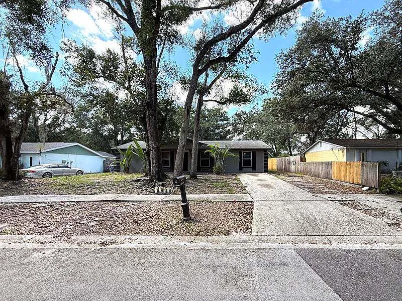 5 bed, 2.0 bath, 1400 sqft, $2,295 — Photo 2