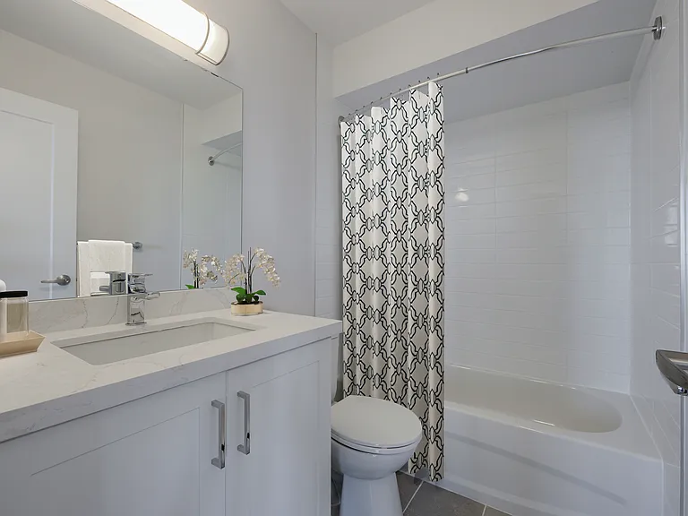 122 A Bronte St S — Photo 6