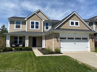 18 Wildrose Dr, White Lake, MI 48386