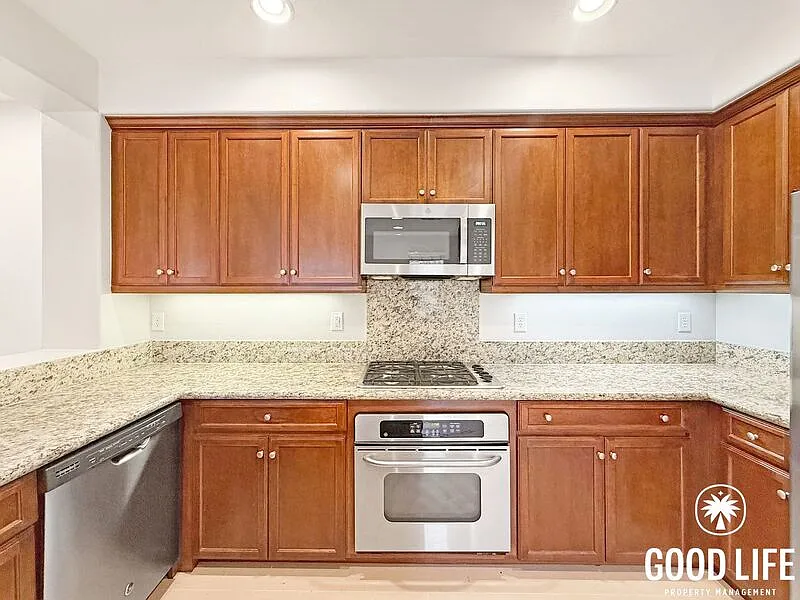 2 bed, 2.0 bath, 1351 sqft, $3,995 — Photo 4