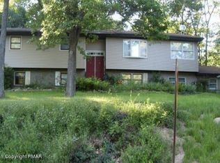 77 Crestwood Dr, Mount Pocono, PA 18344