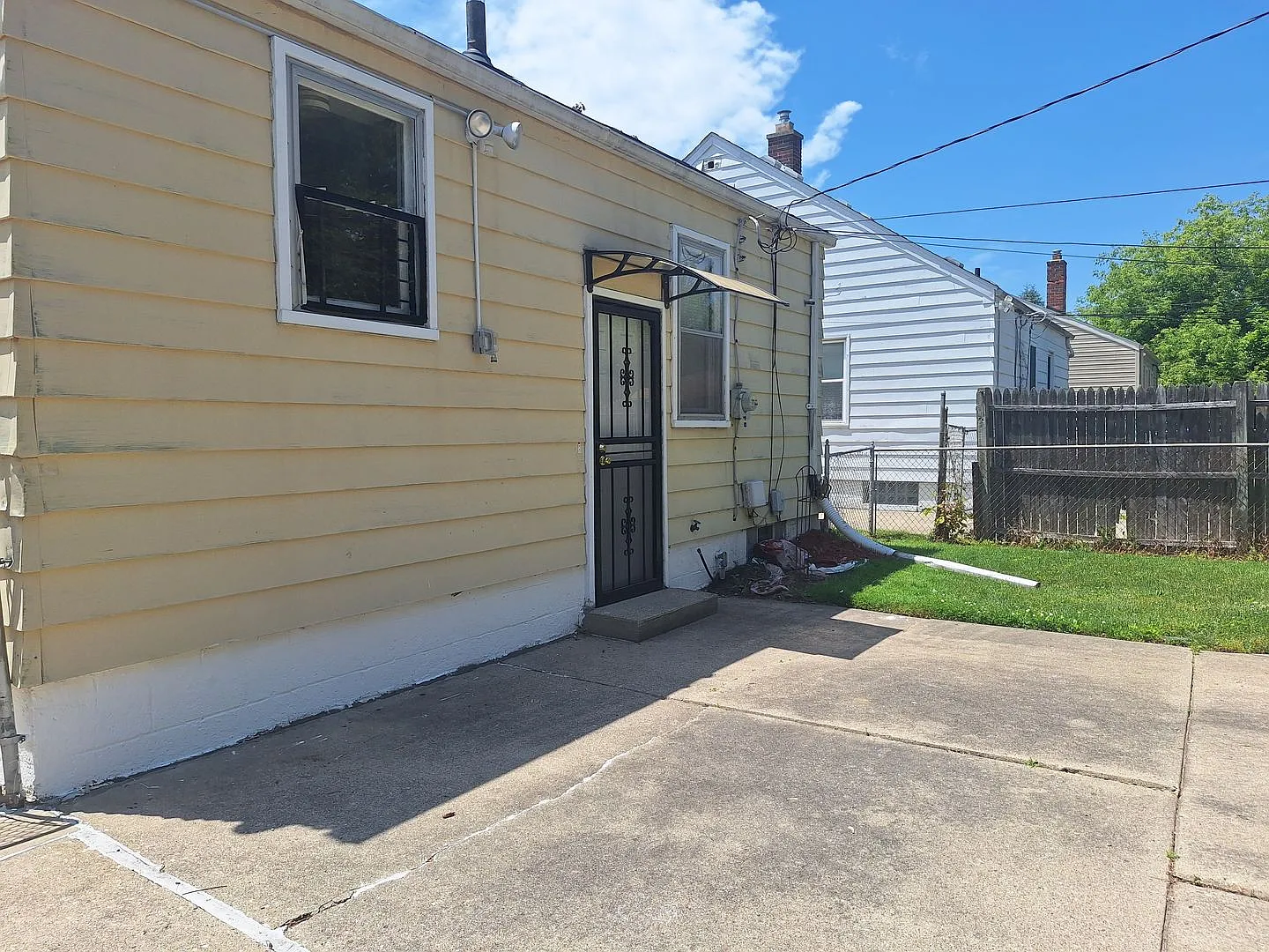 Charming 2 bedroom home in Harper Woods — Photo 4