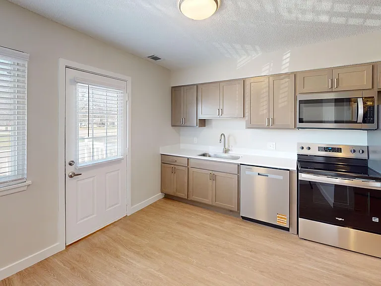 1515 W Kirby Ave — Photo 3