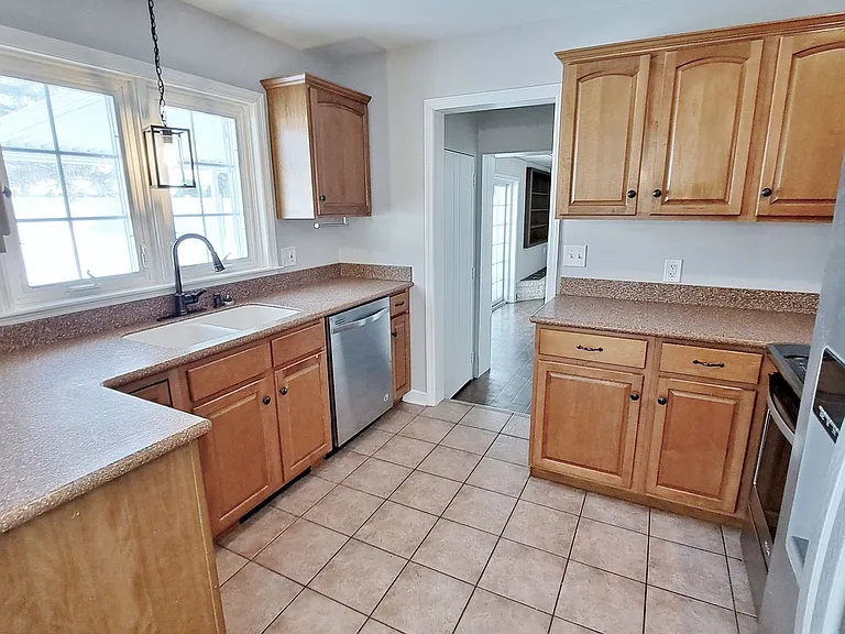 1170 Westminster Ave — Photo 11