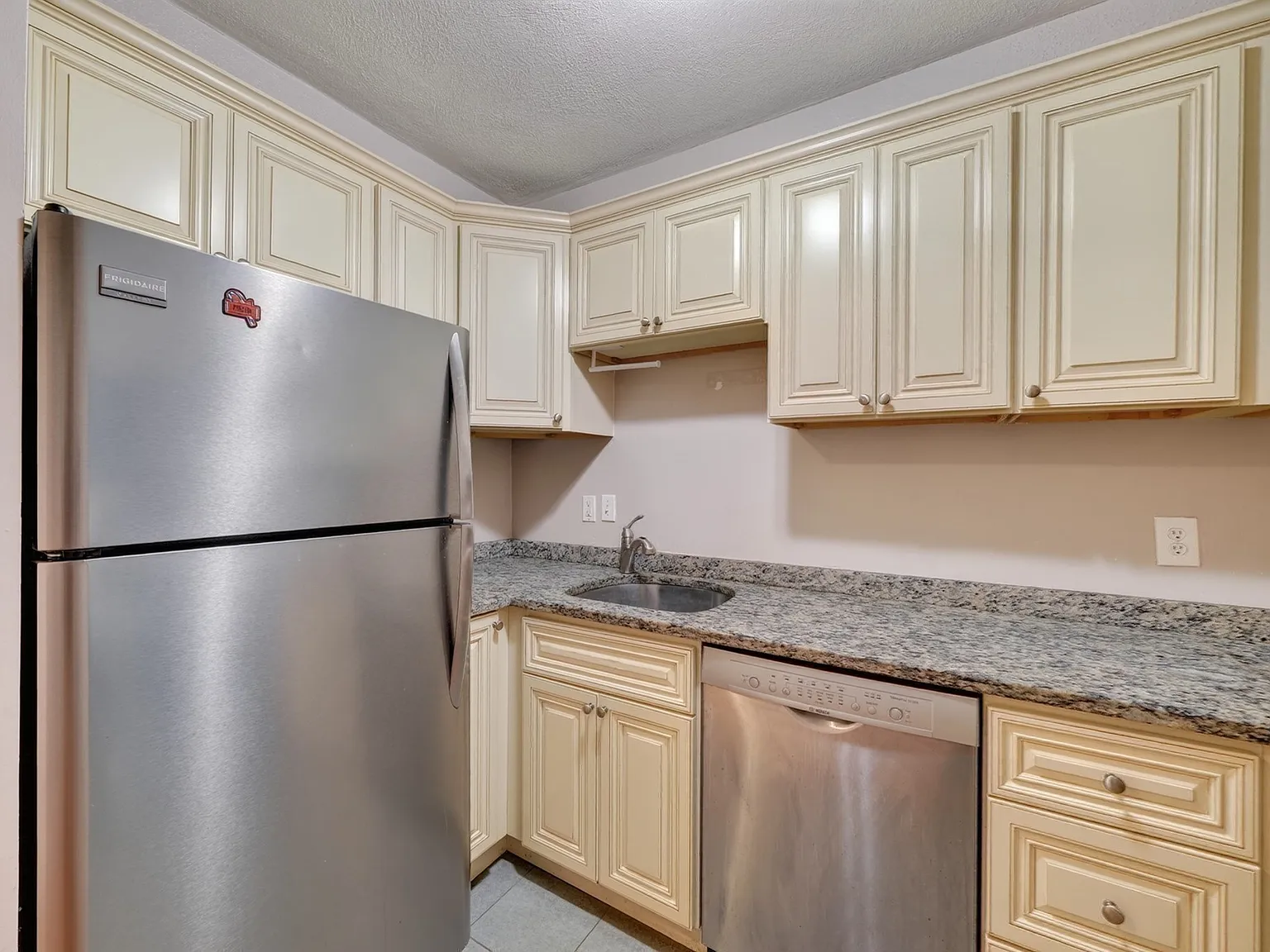 2 bed, 1.0 bath, 638 sqft, $3,700 — Photo 3