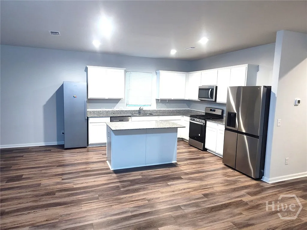 5 bed, 3.0 bath, 2438 sqft, $3,000 — Photo 2