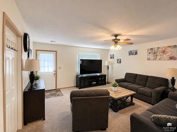 5th image of 703 Jerry Dr
