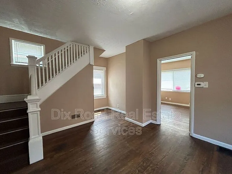405 Moore St — Photo 7