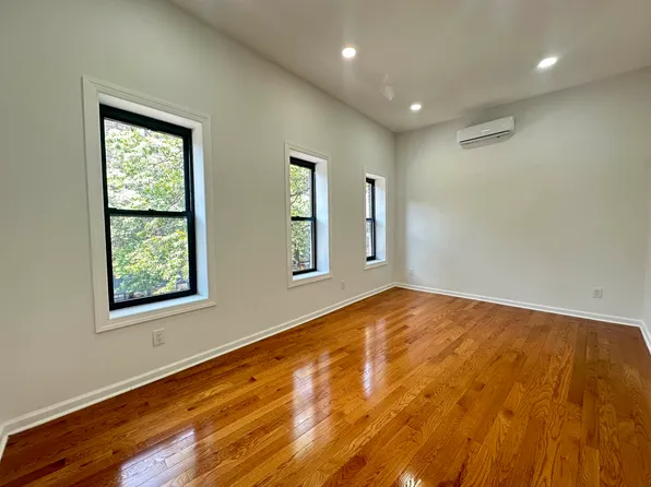 671 Flatbush Avenue image 1 of 8