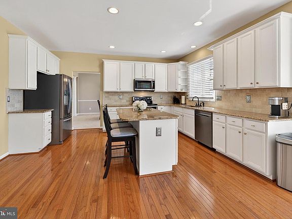 4th image of 14 Joseph Dr