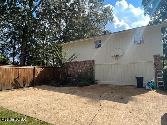 3rd image of 125 Eastwood Dr