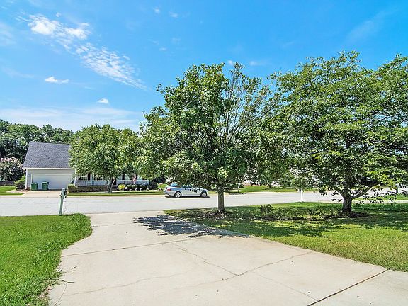 3rd image of 32 Michell Dr