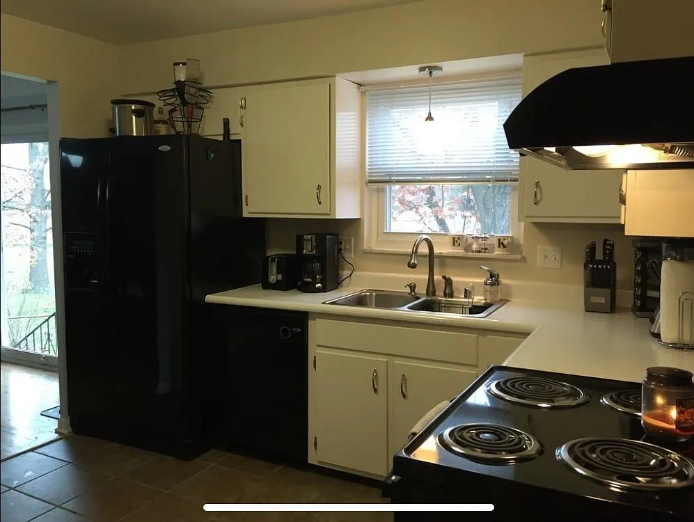 3 bed, 1.5 bath, 1226 sqft, $2,200 — Photo 3