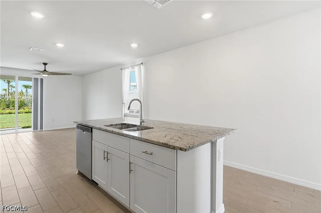 3 bed, 2.0 bath, 1288 sqft, $2,300 — Photo 4
