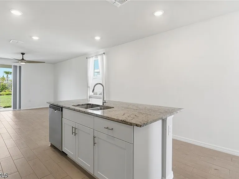44197 Frontier Dr — Photo 4