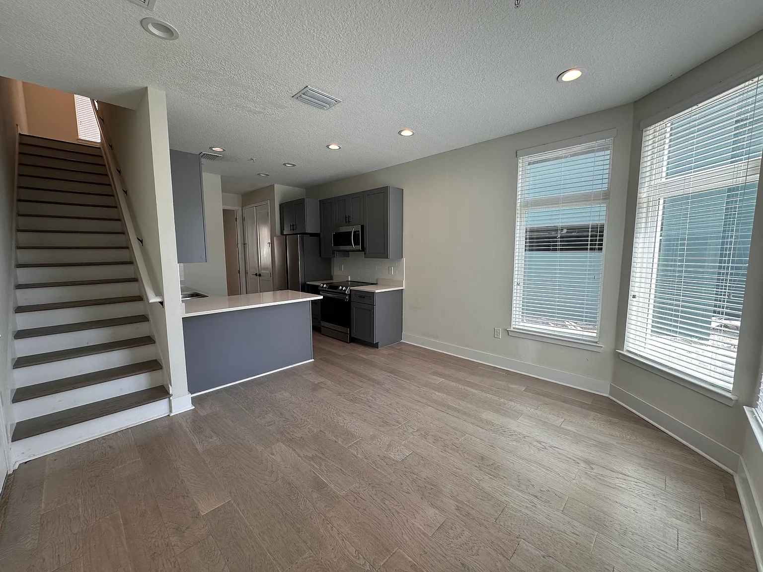 3 bed, 1350 sqft, $3,595 — Photo 3