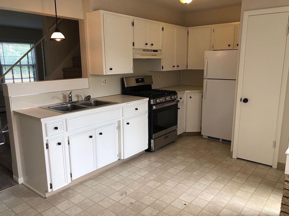 Kitchen with NEW Stainless steel stove!!