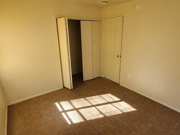3rd image of 5204 E Bellevue St