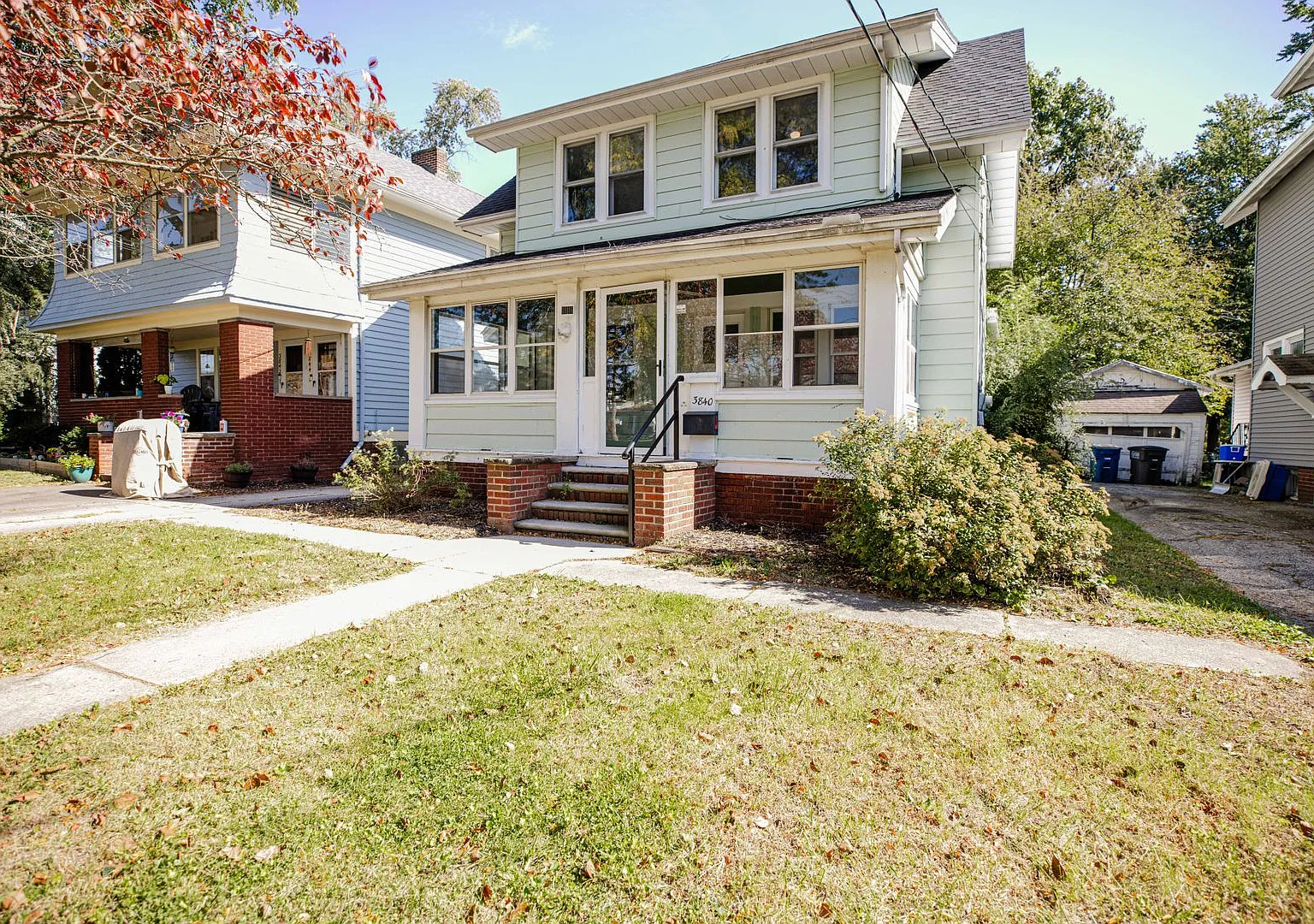 Spacious three bedroom home for rent with large back yard and two car garage on west end — Photo 2