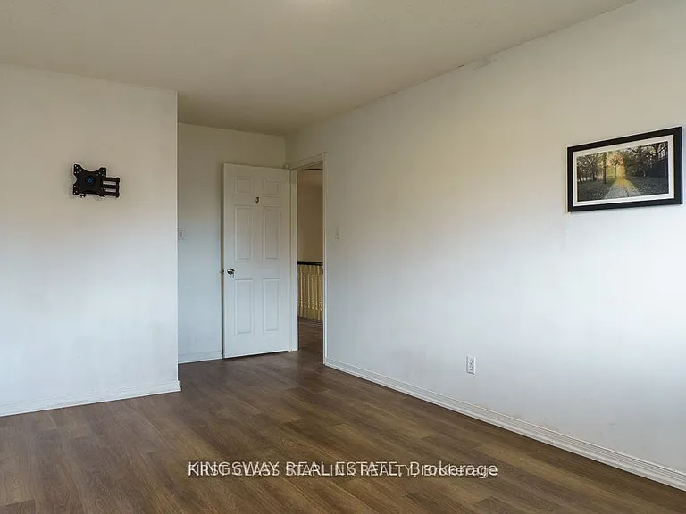 1048 Charminster Cres — Photo 12