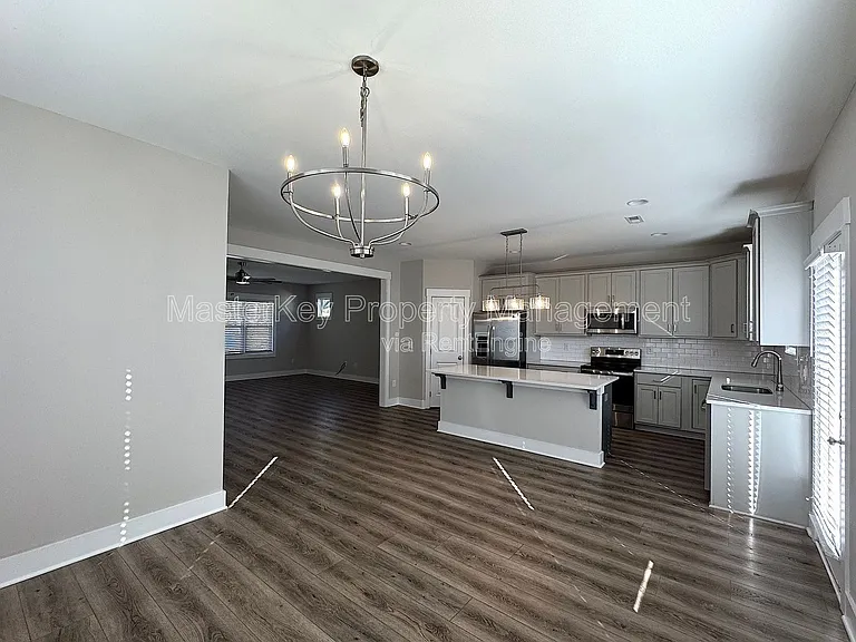 102 N Dunn St — Photo 3