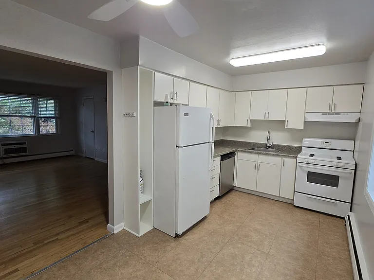 LAWRENCEVILLE GARDEN APARTMENTS AND TOWNHOMES — Photo 7