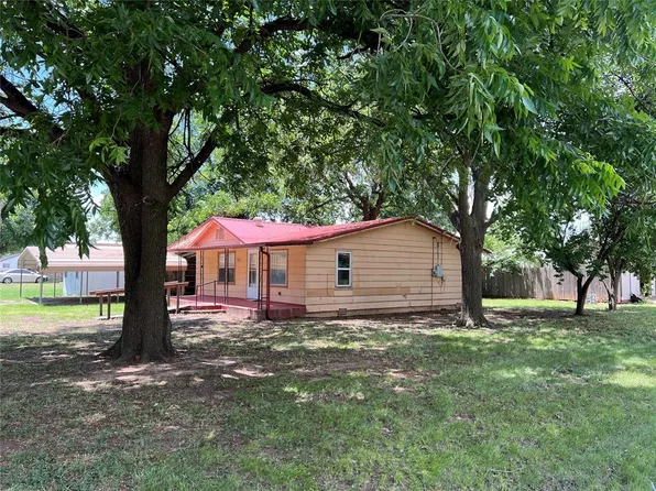 1605 N Oregon Ave, Mangum, OK 73554