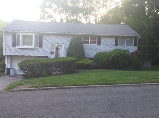 401 Crest Dr, Northvale, NJ 07647