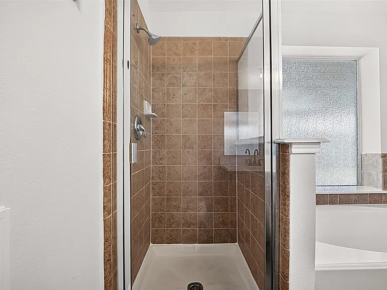 20707 Pine Rain Ct — Photo 32