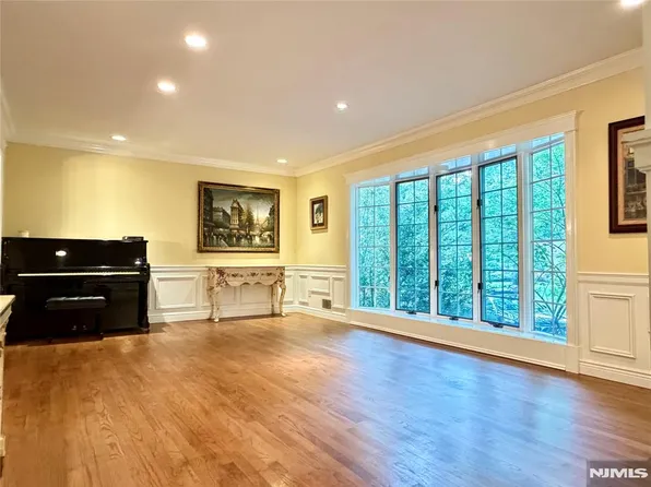 28 Sunrise Dr, Montvale, NJ 07645