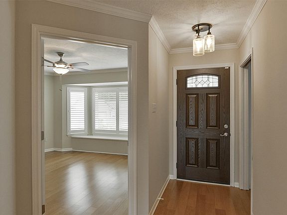 4th image of 20 Golfview Manor Rd