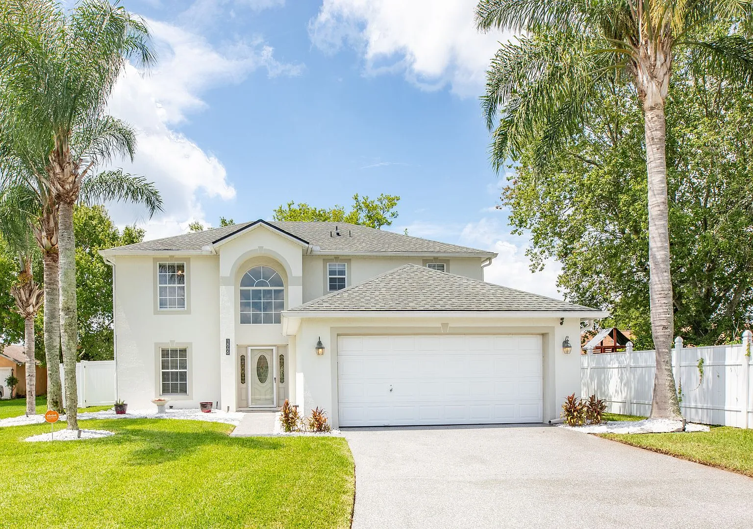 Beautiful home in Sutton Lakes — Photo 1