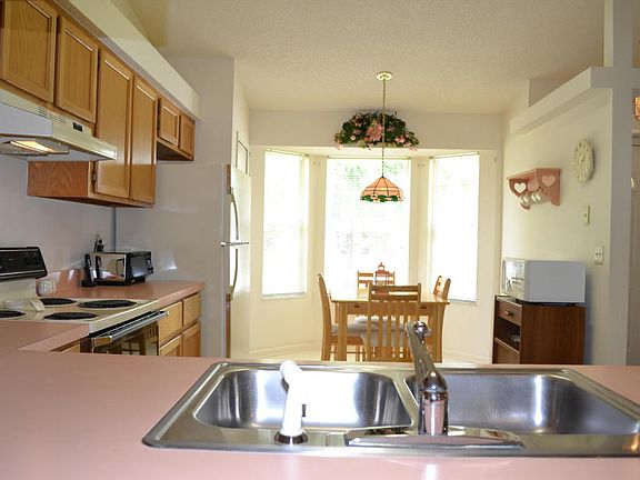 4th image of 2942 Russell Oaks Dr