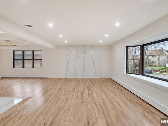 4th image of 468 Morse Ave