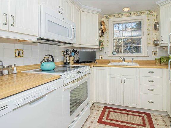 5th image of 22 Huyler Ct