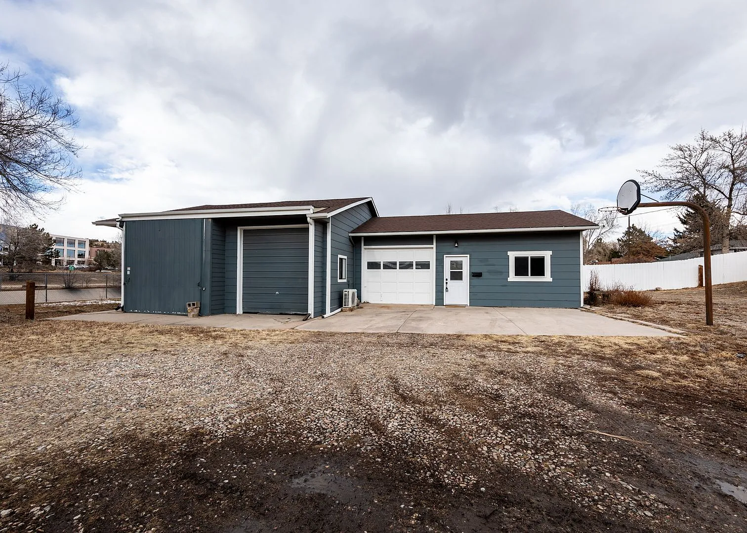 Centrally located Cute 2 Bed Bungalow with Garage — Photo 1