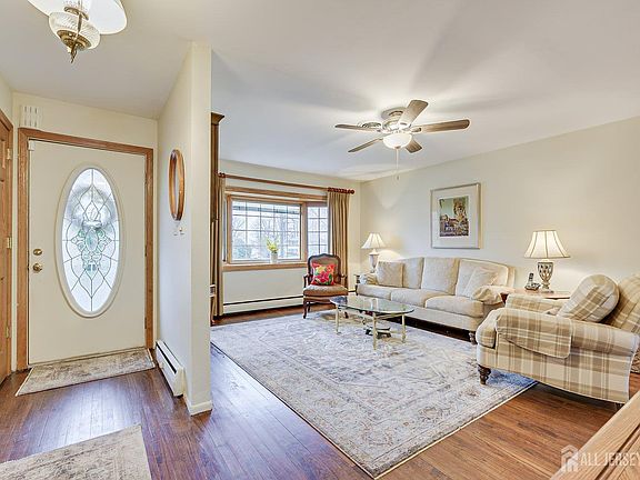 4th image of 8 Adelphi Ct