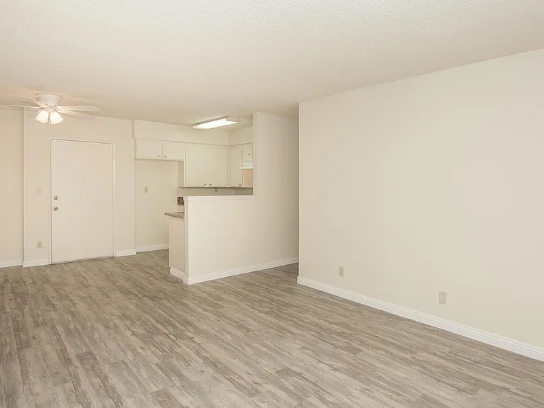 Emerald Victoria Apartments — Photo 11