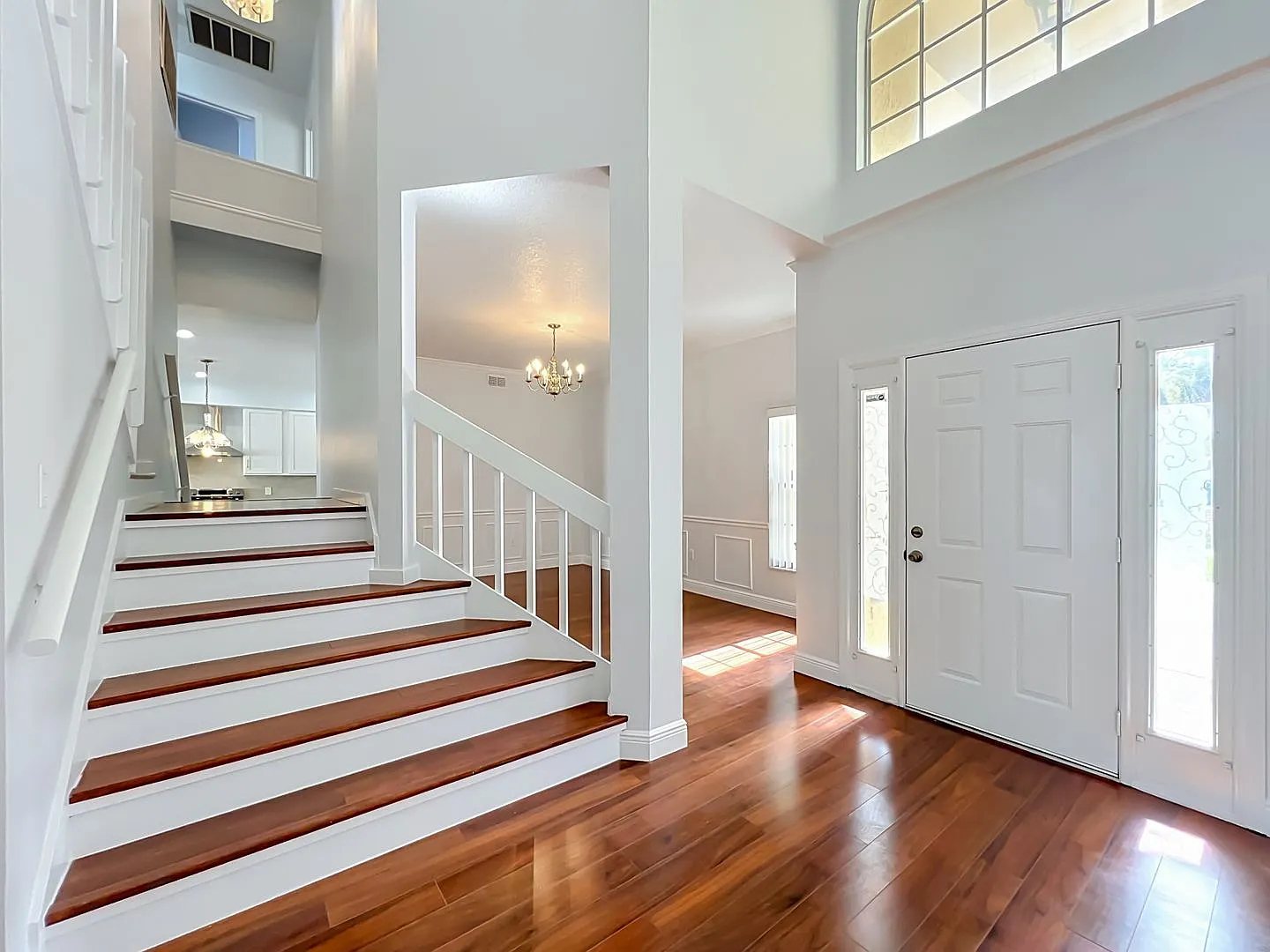 Large Beautiful 5x3 Home with 3 Car Garage with a Pool — Photo 4