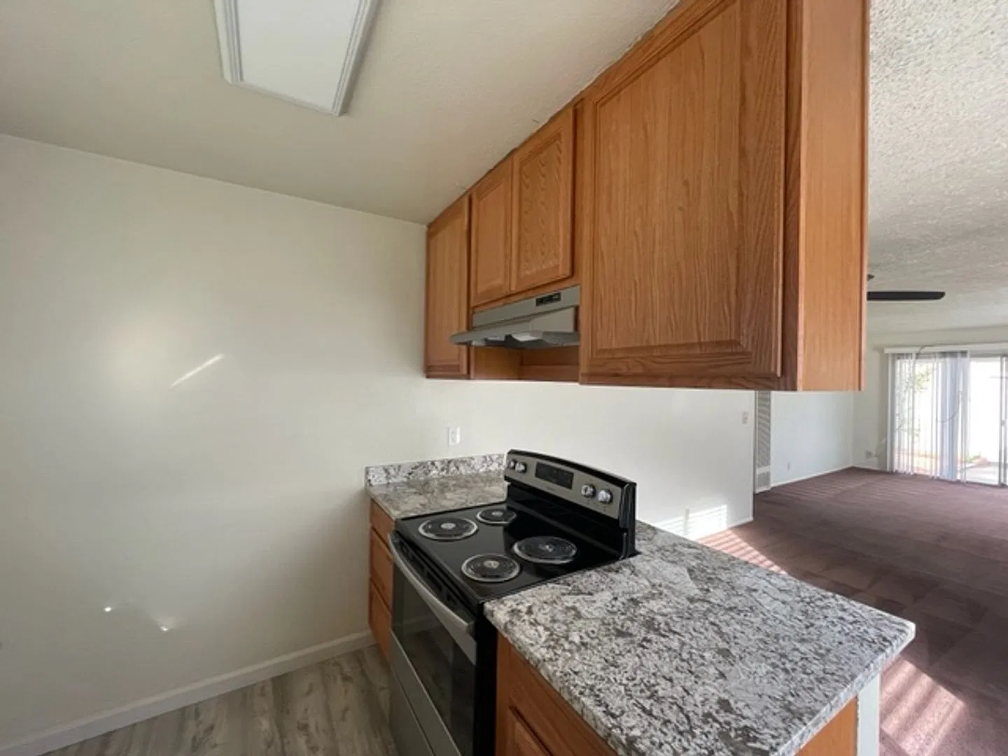 Remodeled end unit townhome-new kitchen, 2 car garage, in-unit laundry hookups, upgraded appliances — Photo 3