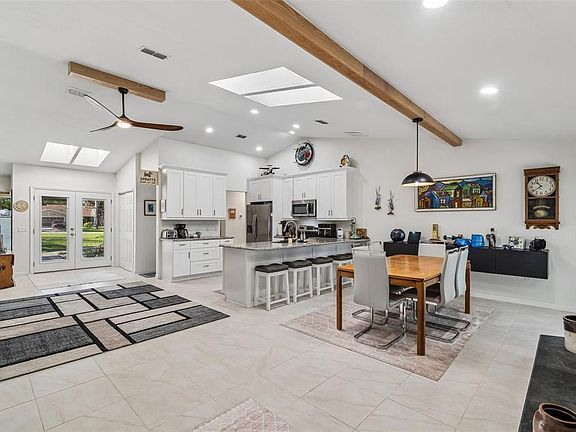 5th image of 7995 Chaucer Dr