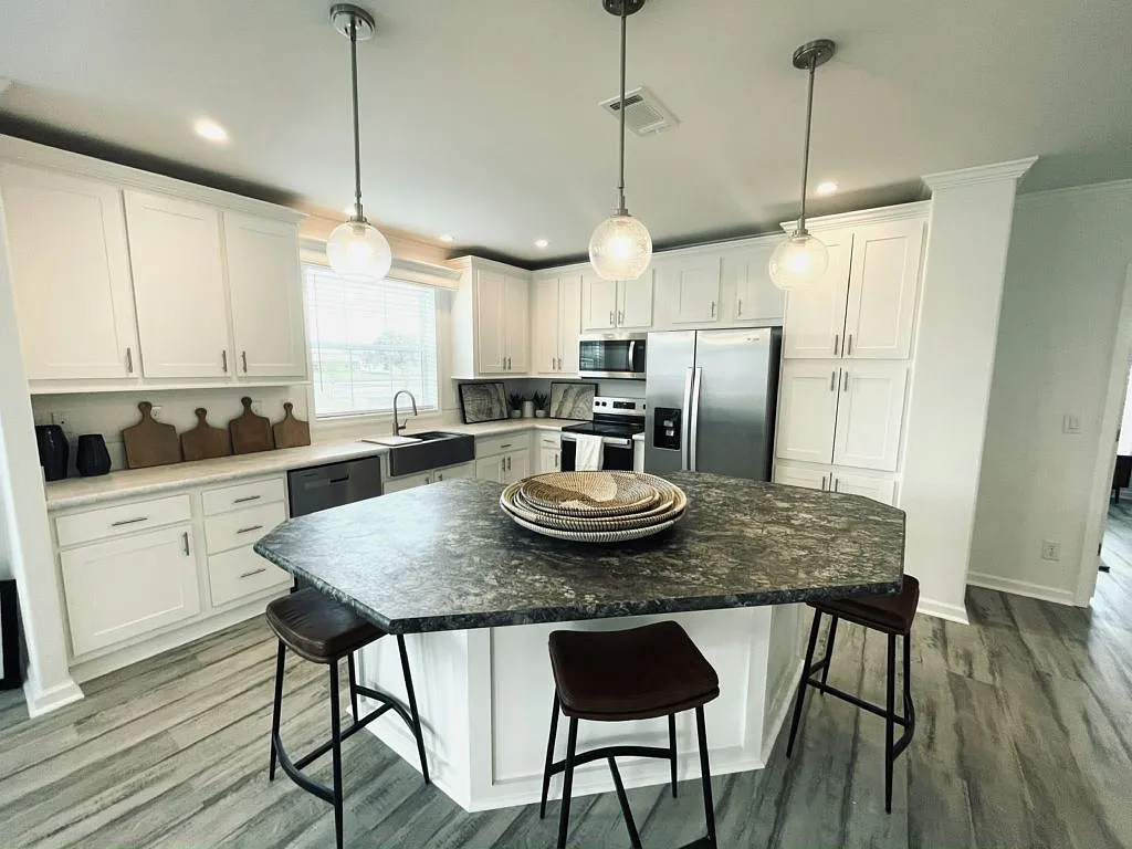 3 bed, 2.0 bath, 1356 sqft, $1,691 — Photo 1