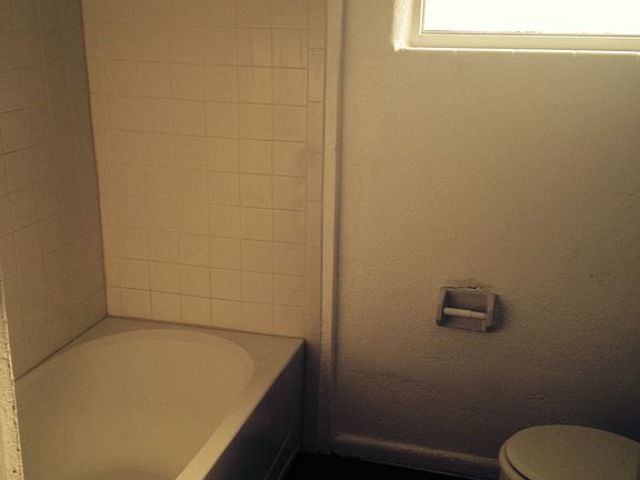 4th image of 1001 S Elm Ave APT B