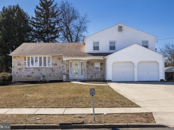 8 Silvertop Ln, Cherry Hill, NJ 08002