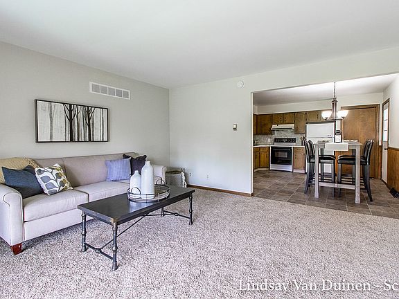 3rd image of 5113 Southglow Ct SE