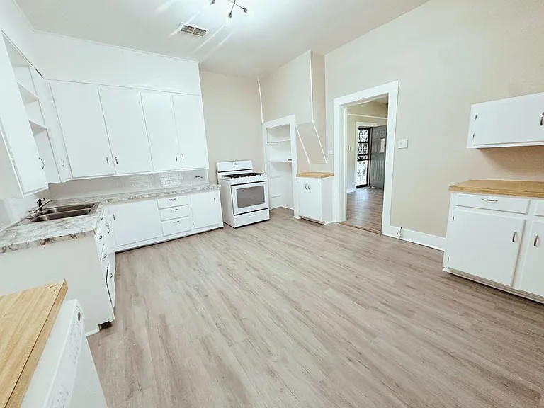 1016 Sulphur Springs Rd — Photo 3