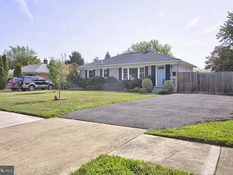 1015 Woods Pl — Photo 2