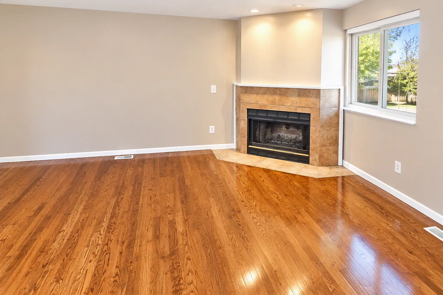 3 bed, 1.5 bath, 1933 sqft, $2,700 — Photo 3